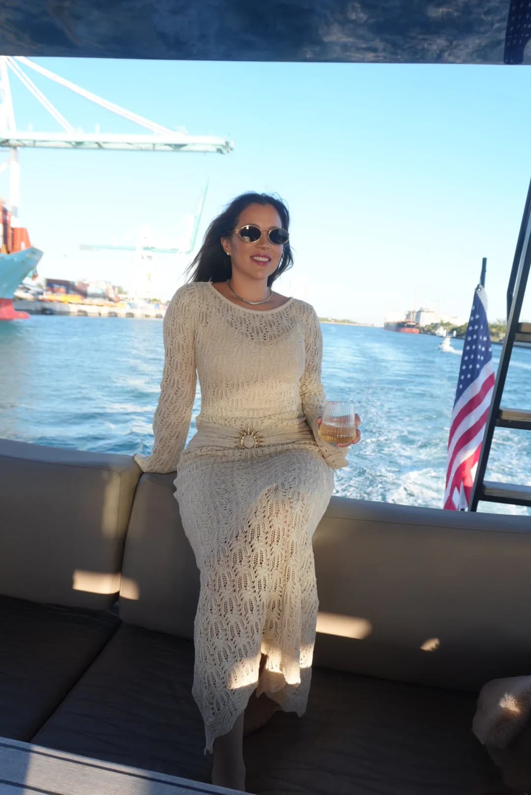 Stephanie Prentice sentada junto al mar, en un momento de calma